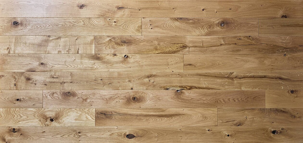 Nahaufnahme der naturgeölten Eichen-Urwuchsdiele mit charaktervollen Astlöchern, Rissen und lebendiger Maserung