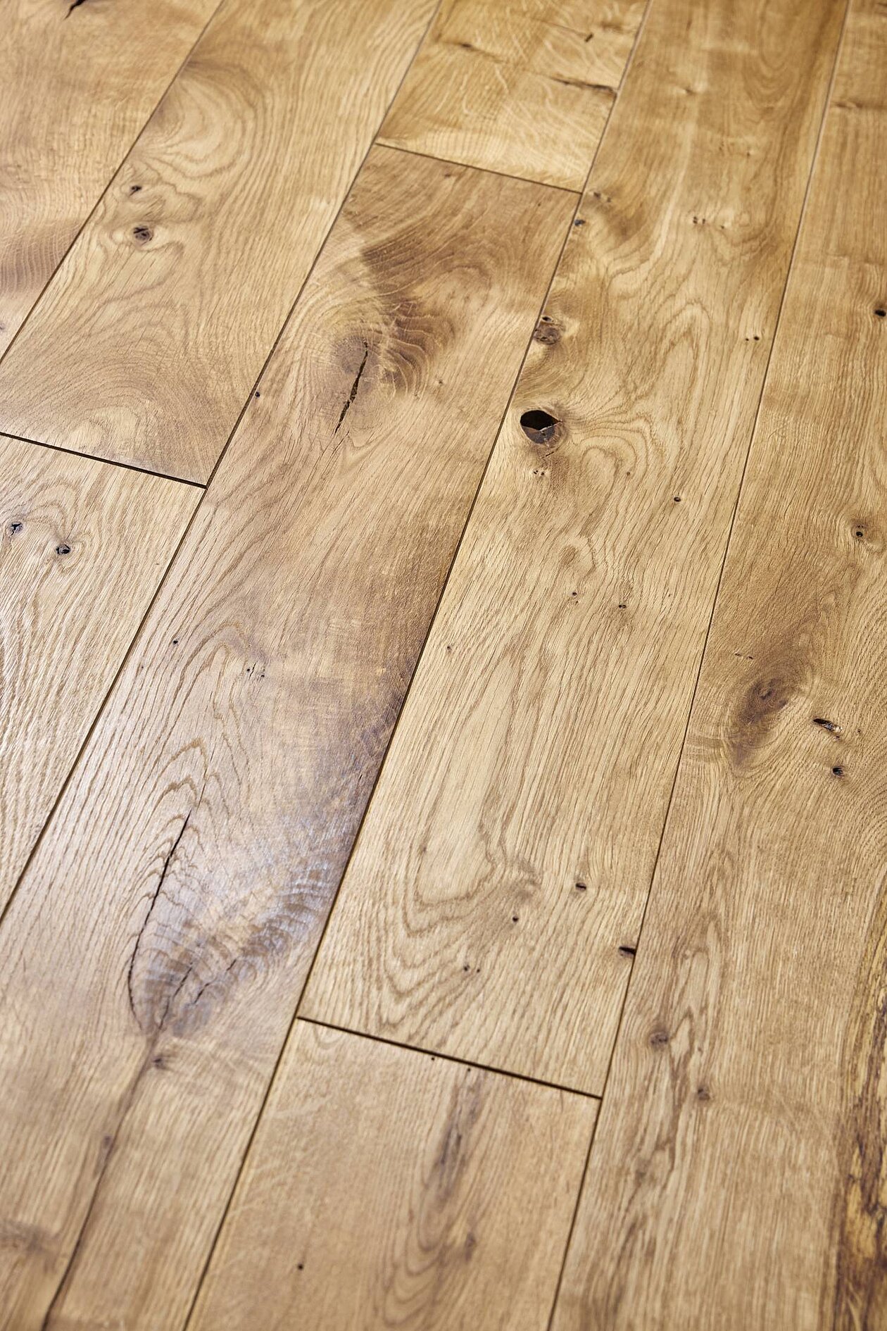 Detailaufnahme der Gutshofdiele Urwuchsdiele mit naturgeölter Eichenoberfläche, markanter Maserung und rustikalen Ästen