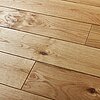 Detailansicht naturgeölter Roteiche-Dielen in markanter Sortierung, glatt geschliffen mit charakteristischen Ästen und Maserung.