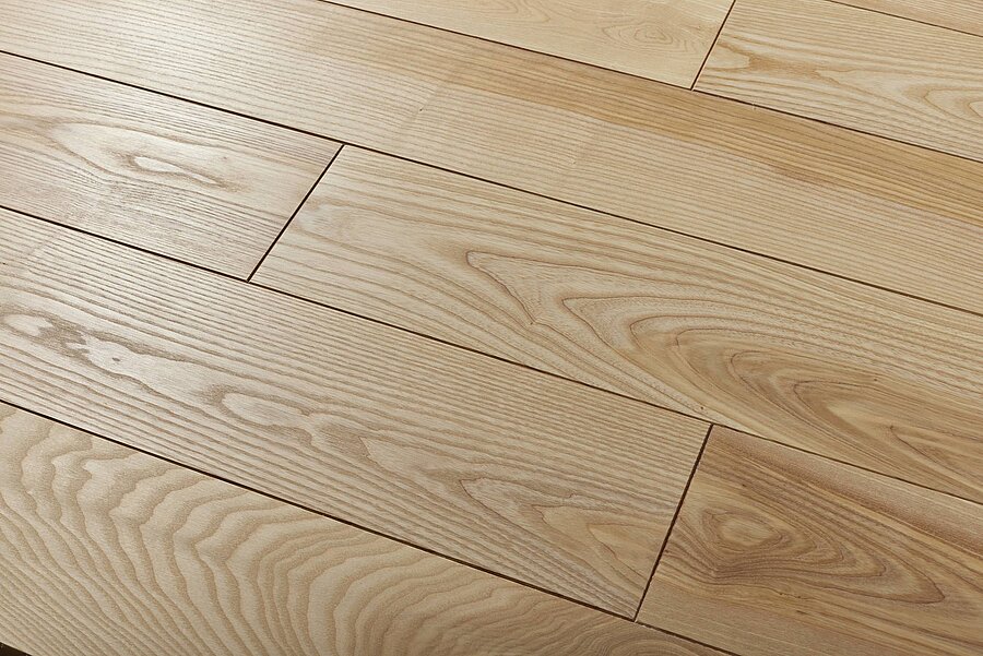 Perspektivische Ansicht einer weiß geölten Eschen-Gutshofdiele