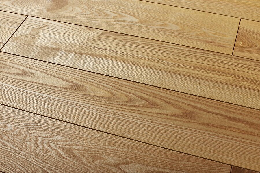 Schräge Draufsicht auf eine natur geölte Eschen-Gutshofdiele