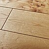 Nahaufnahme geölter Roteiche-Markant-Dielen, glatt geschliffen mit betonter Maserung und warmem Naturfarbton.