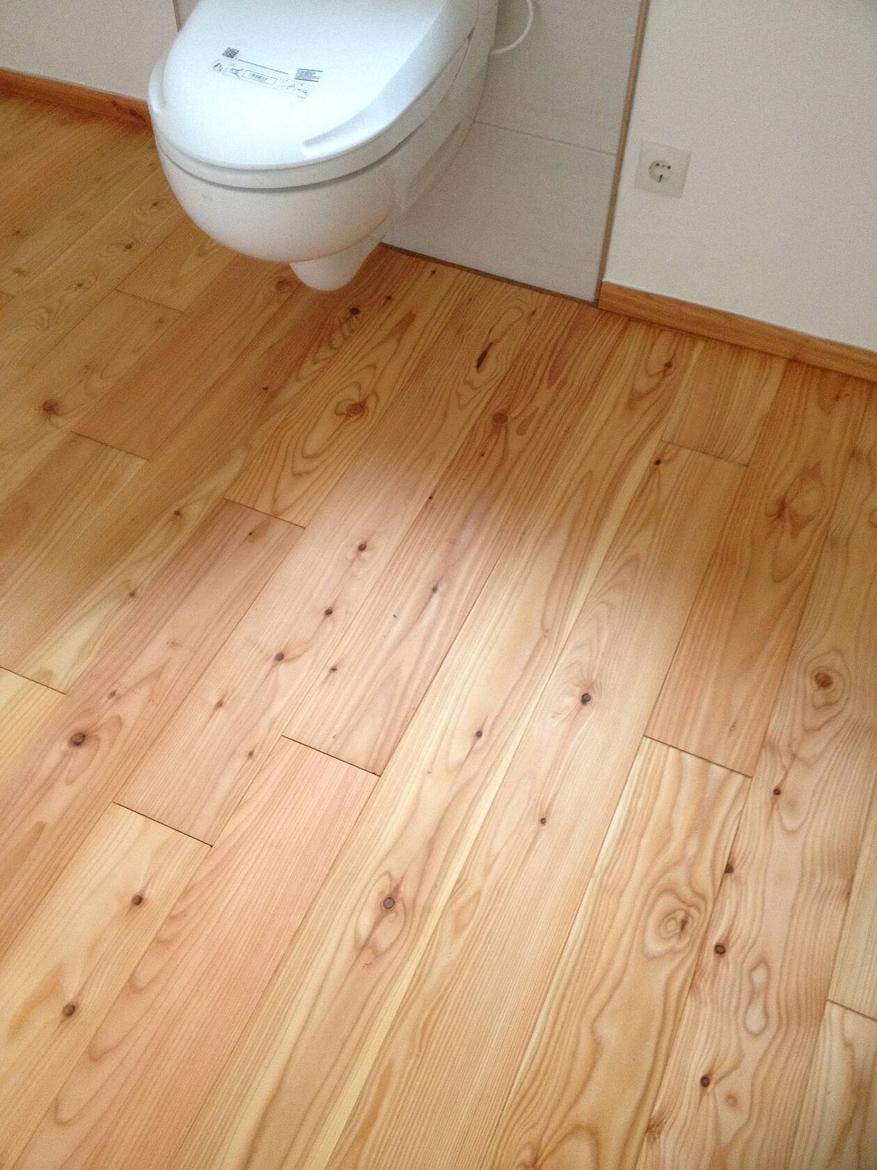 Lärchen-Gutshofdiele als Bodenbelag in einem Badezimmer